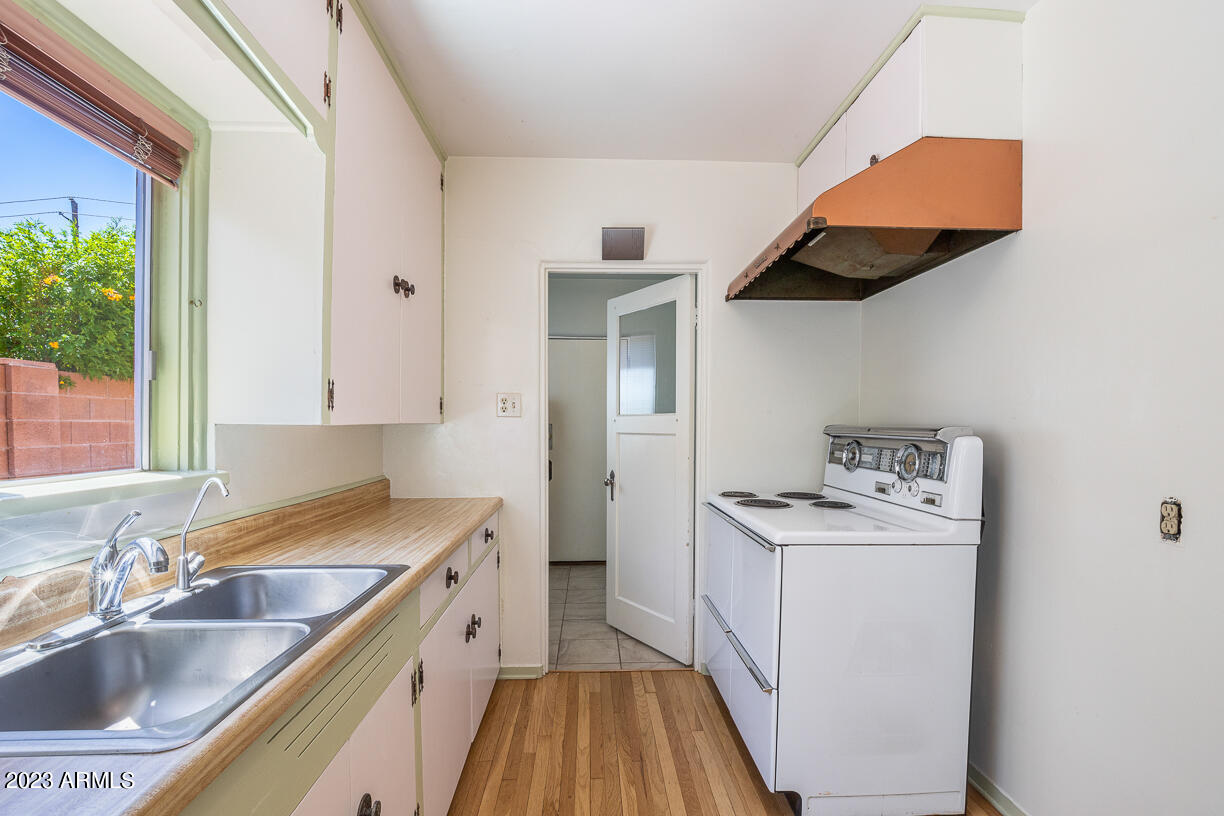 325 W VERNON Avenue