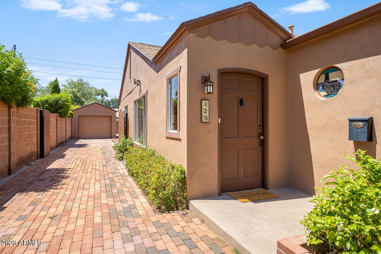 325 W VERNON Avenue