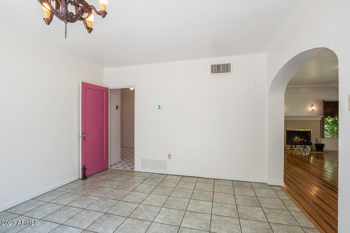 325 W VERNON Avenue