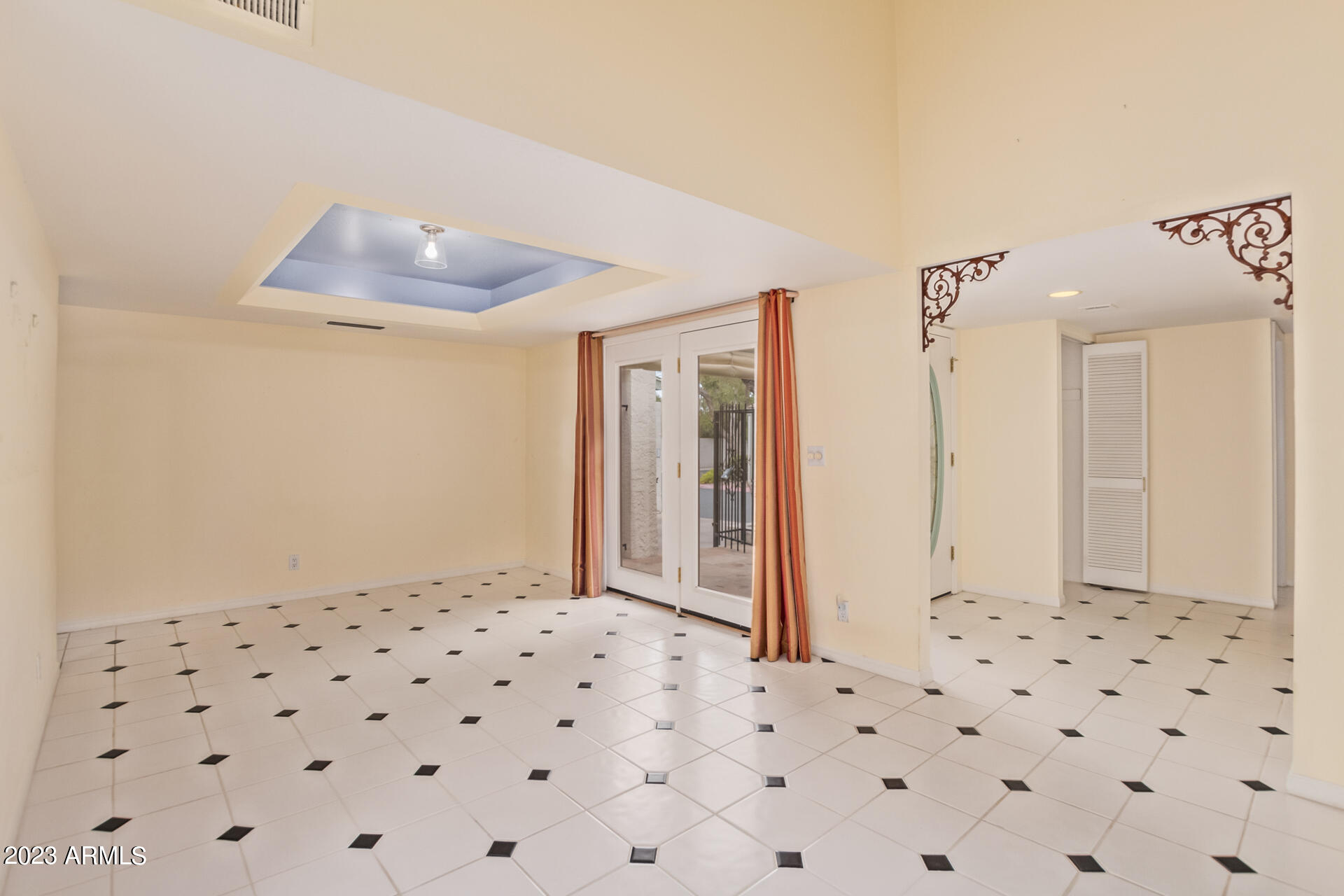 8101 N CENTRAL Avenue Unit: 3