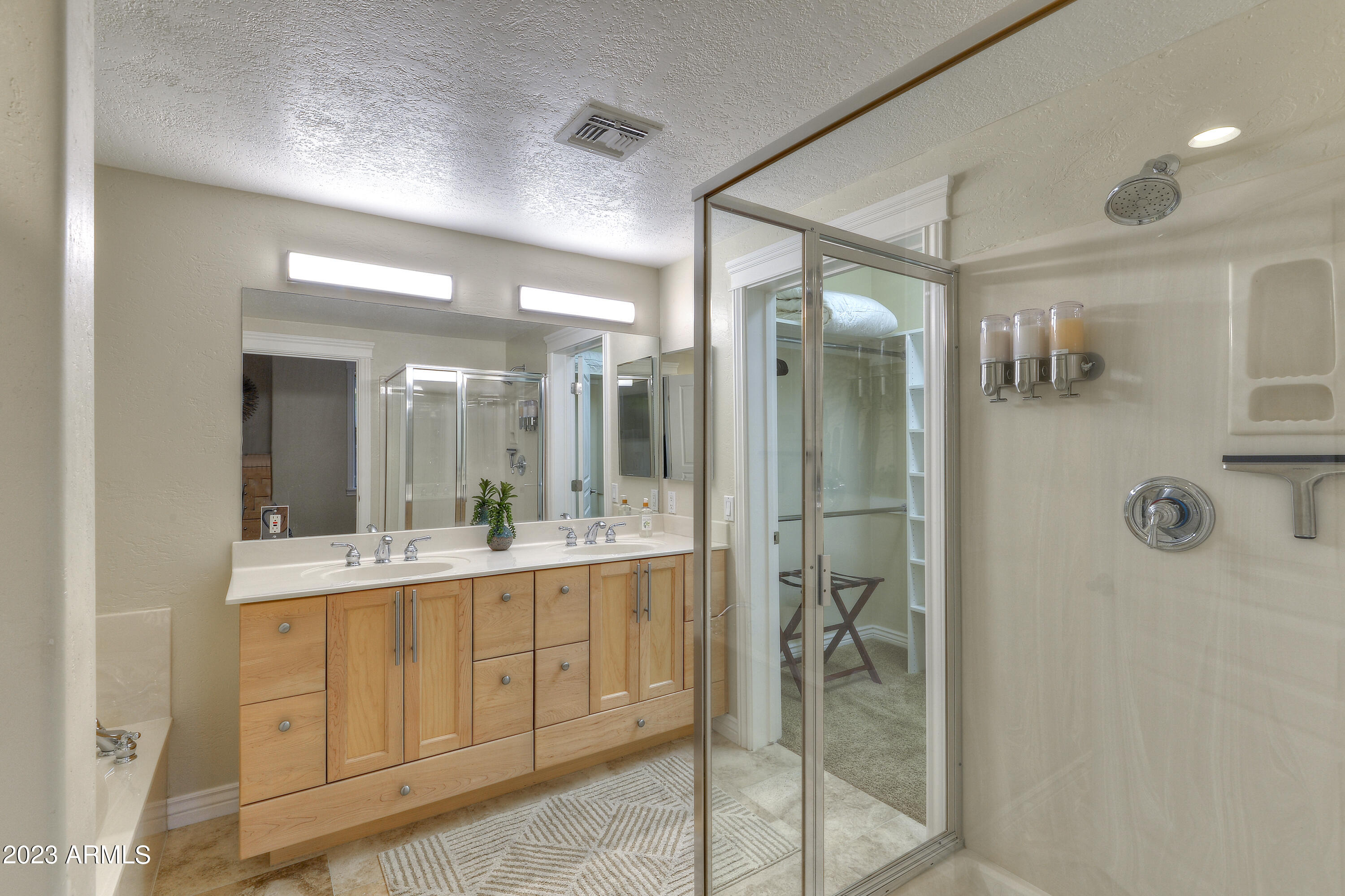 15221 N CLUBGATE Drive Unit: 1013