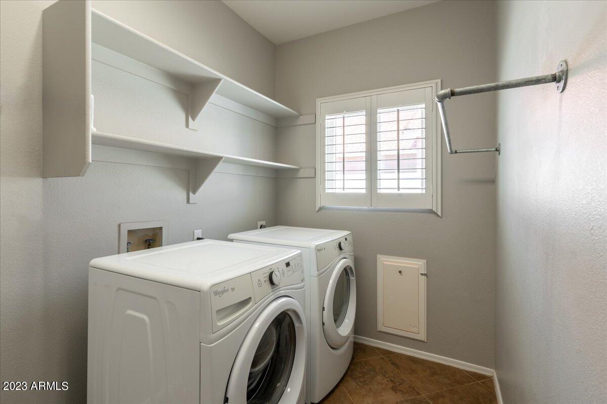 1224 E TRADEWIND Drive