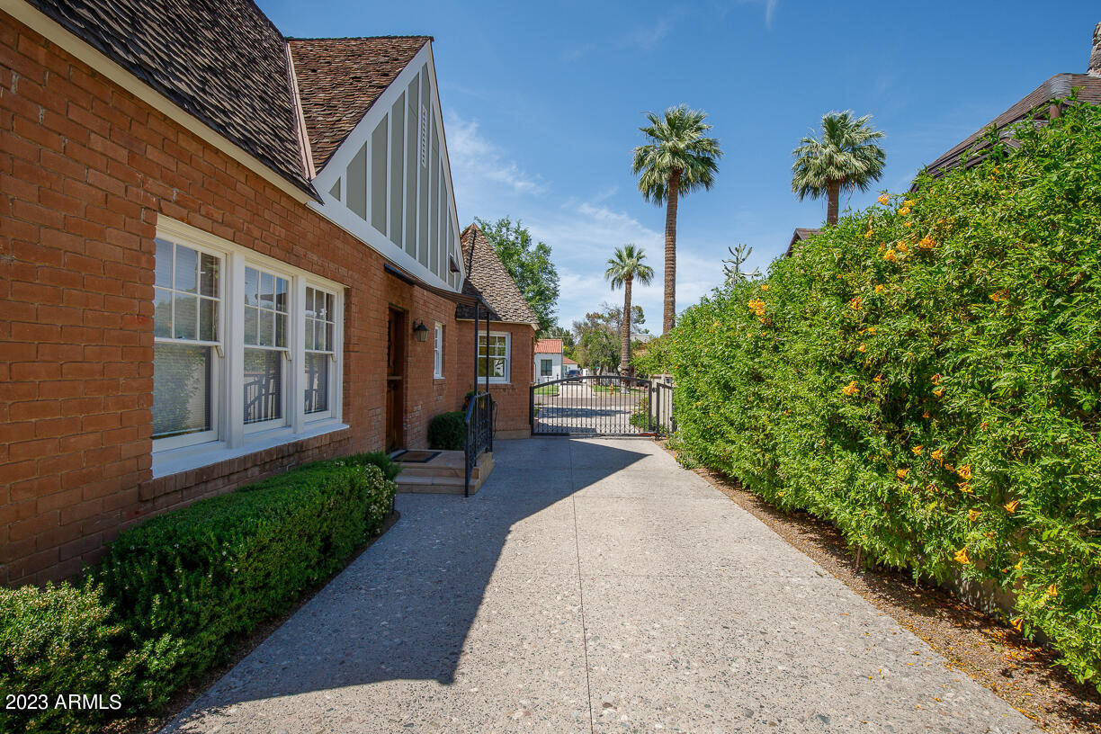 529 W Cypress Street