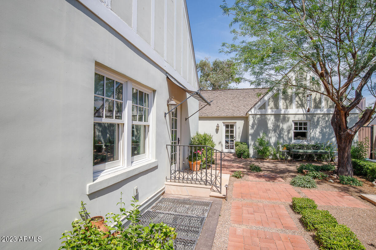 529 W Cypress Street