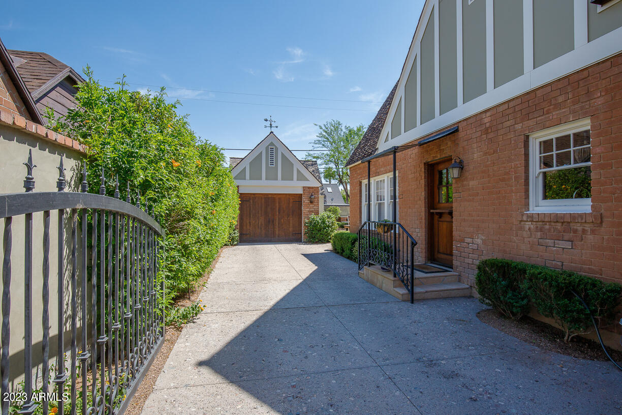 529 W Cypress Street