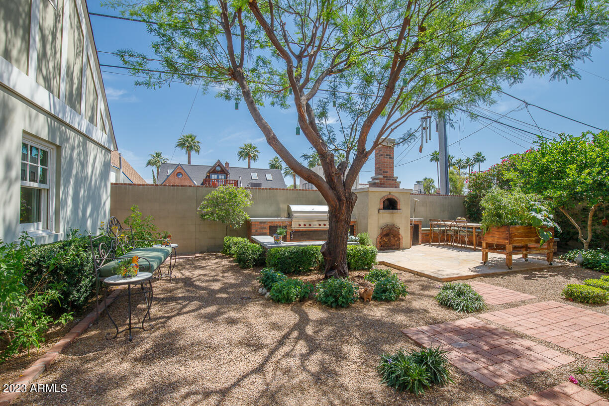 529 W Cypress Street