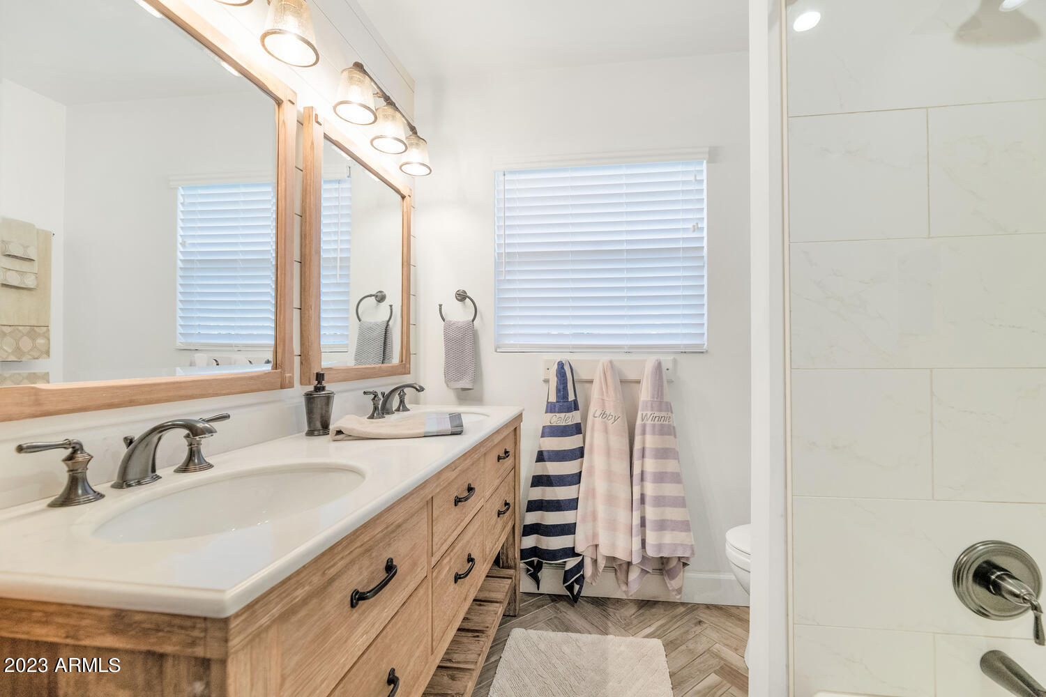 4628 E WINDSOR Avenue