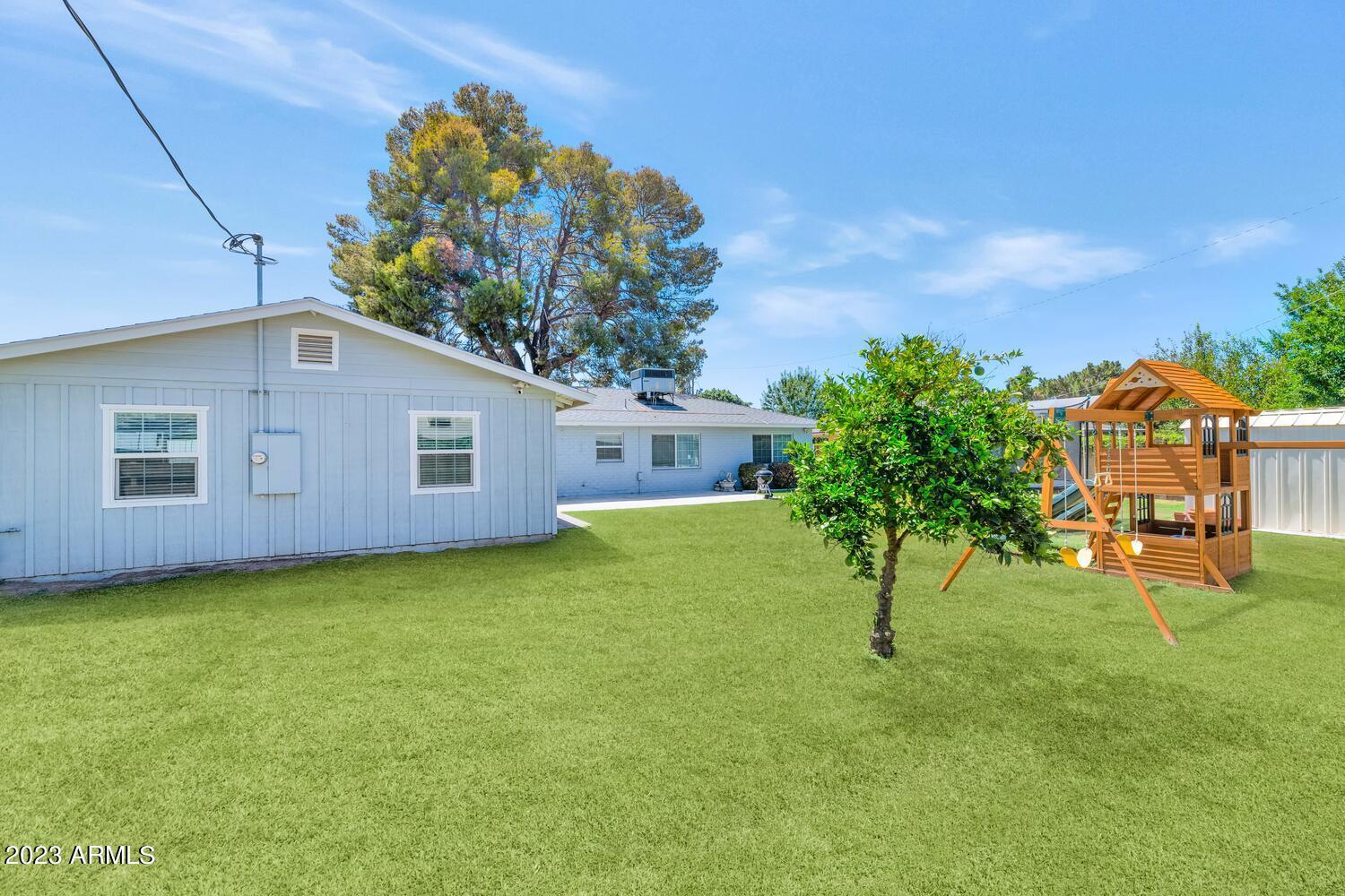 4628 E WINDSOR Avenue