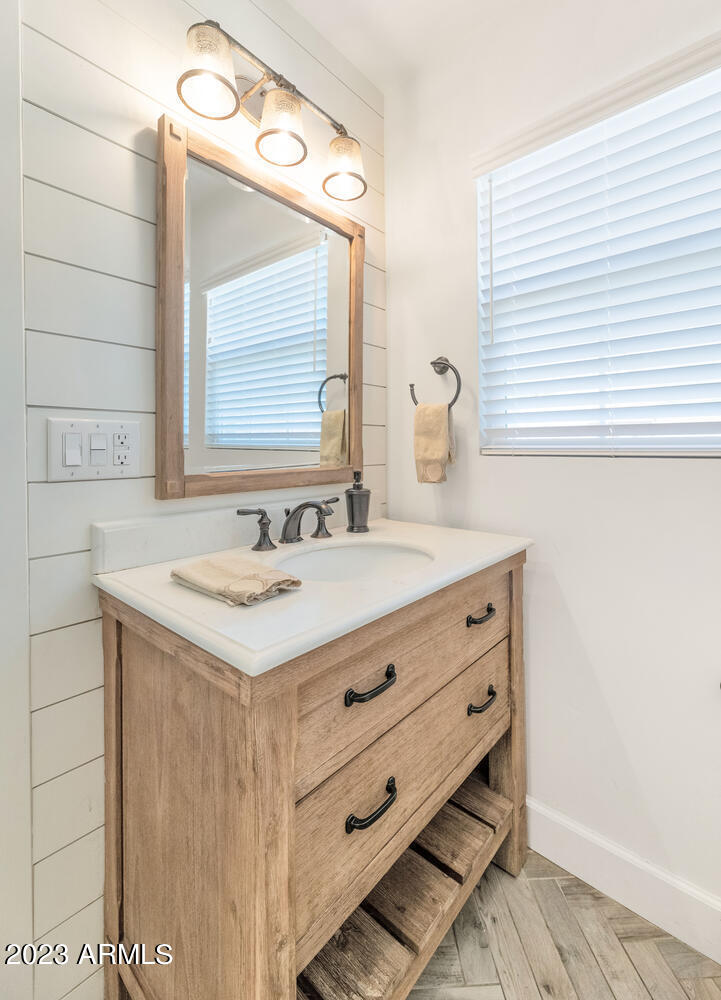 4628 E WINDSOR Avenue