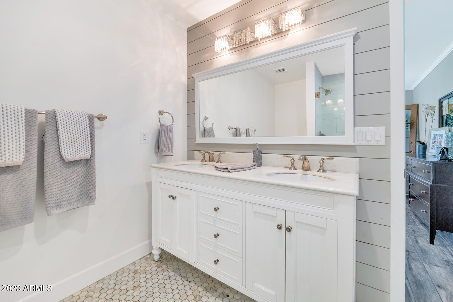 4628 E WINDSOR Avenue