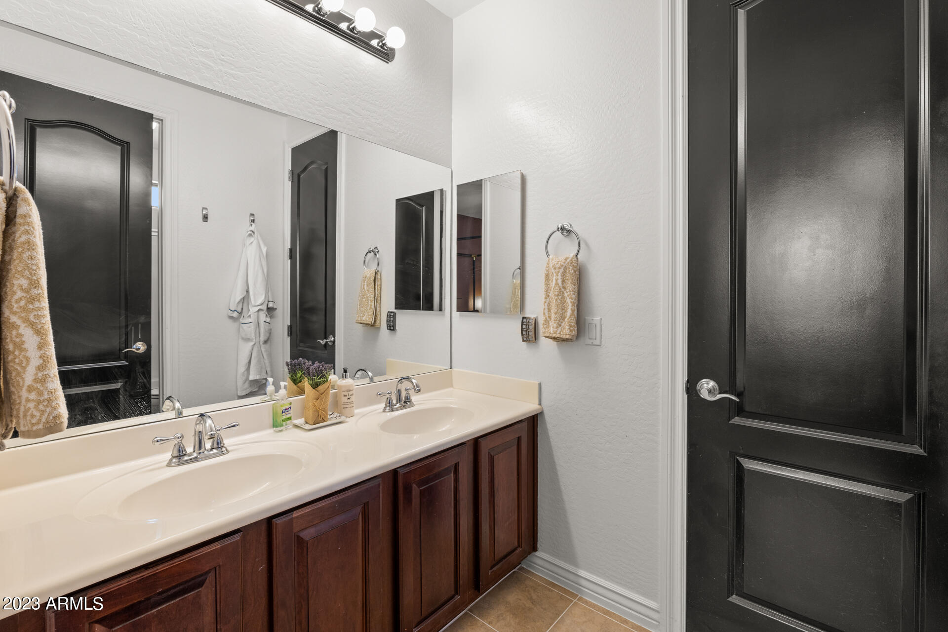 874 W WHITTEN Street