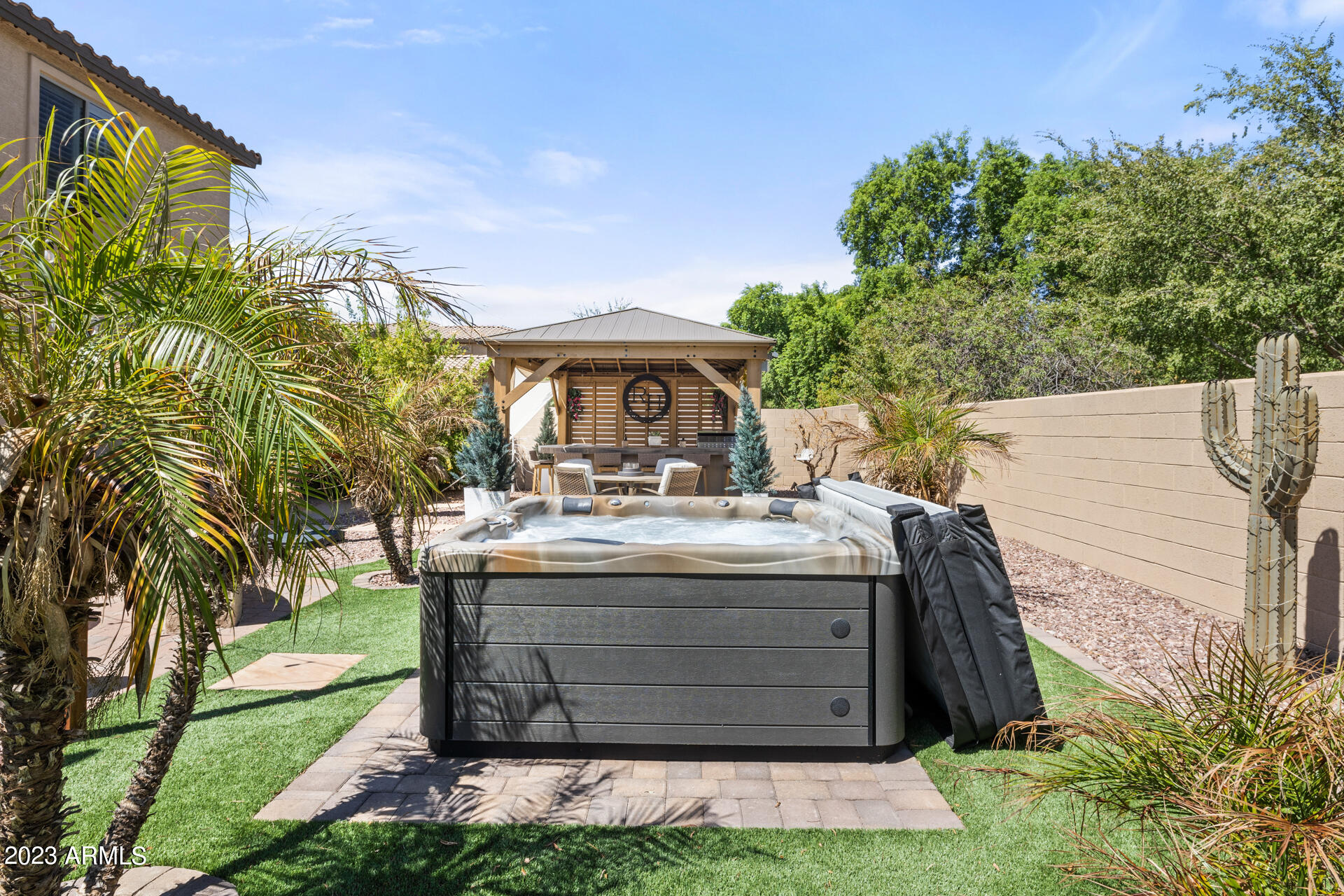 874 W WHITTEN Street