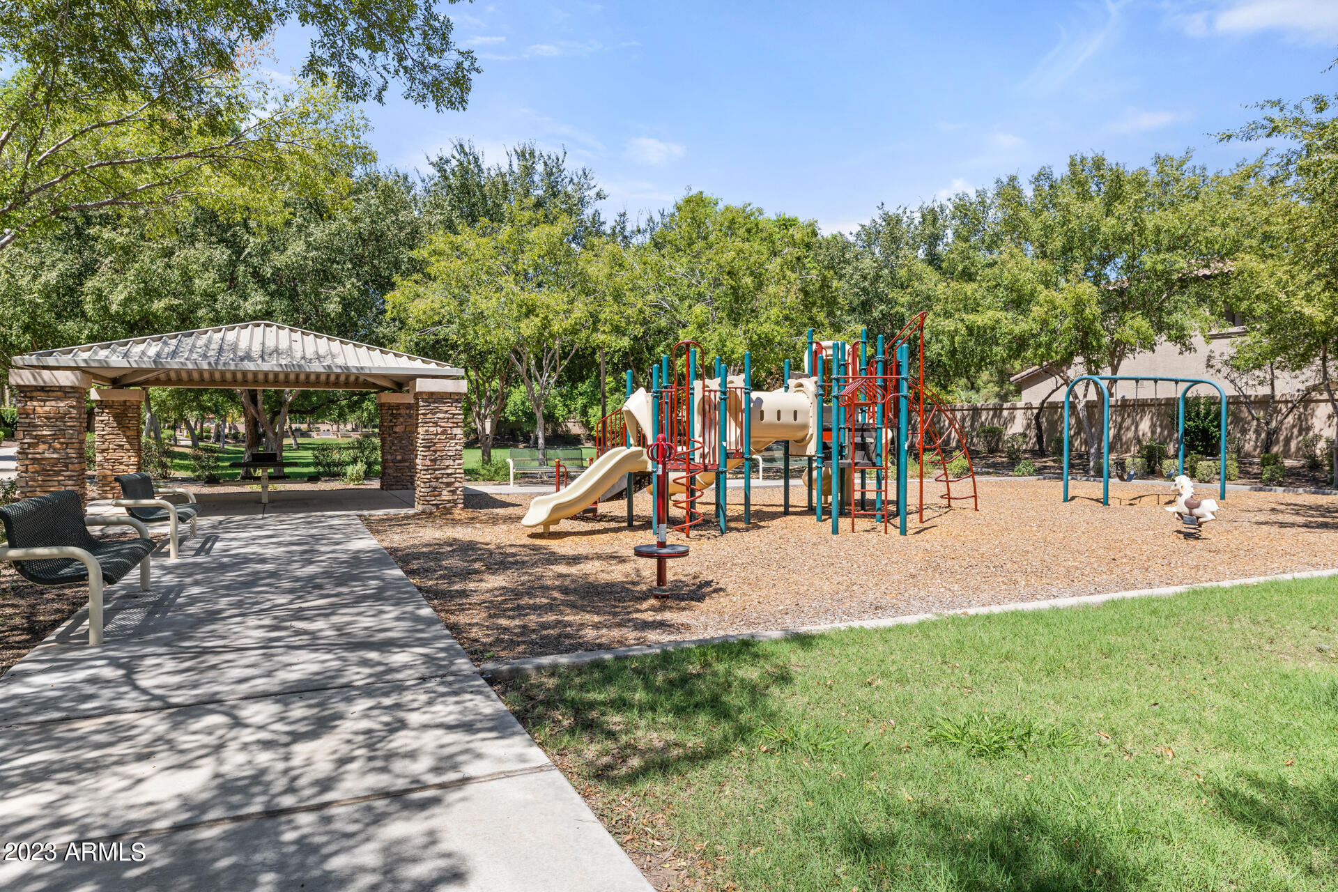 874 W WHITTEN Street