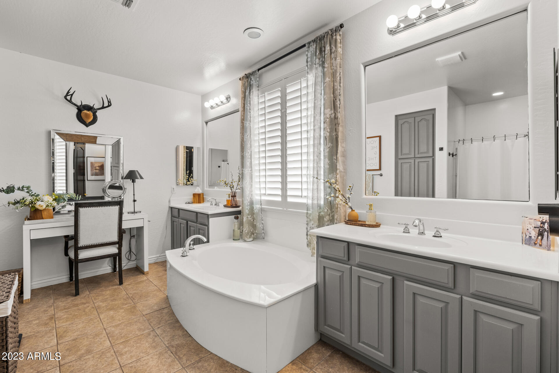 874 W WHITTEN Street