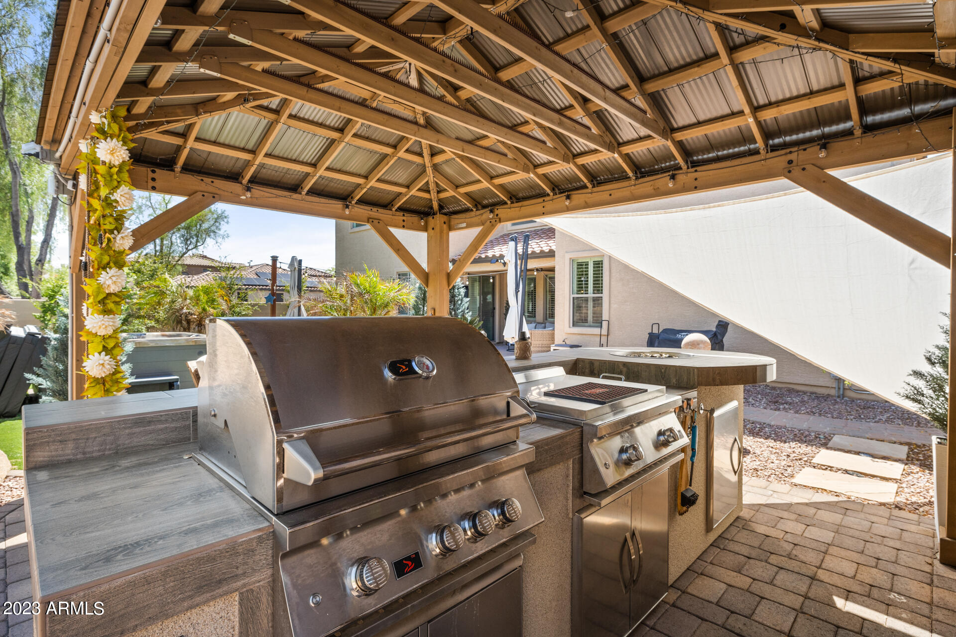 874 W WHITTEN Street