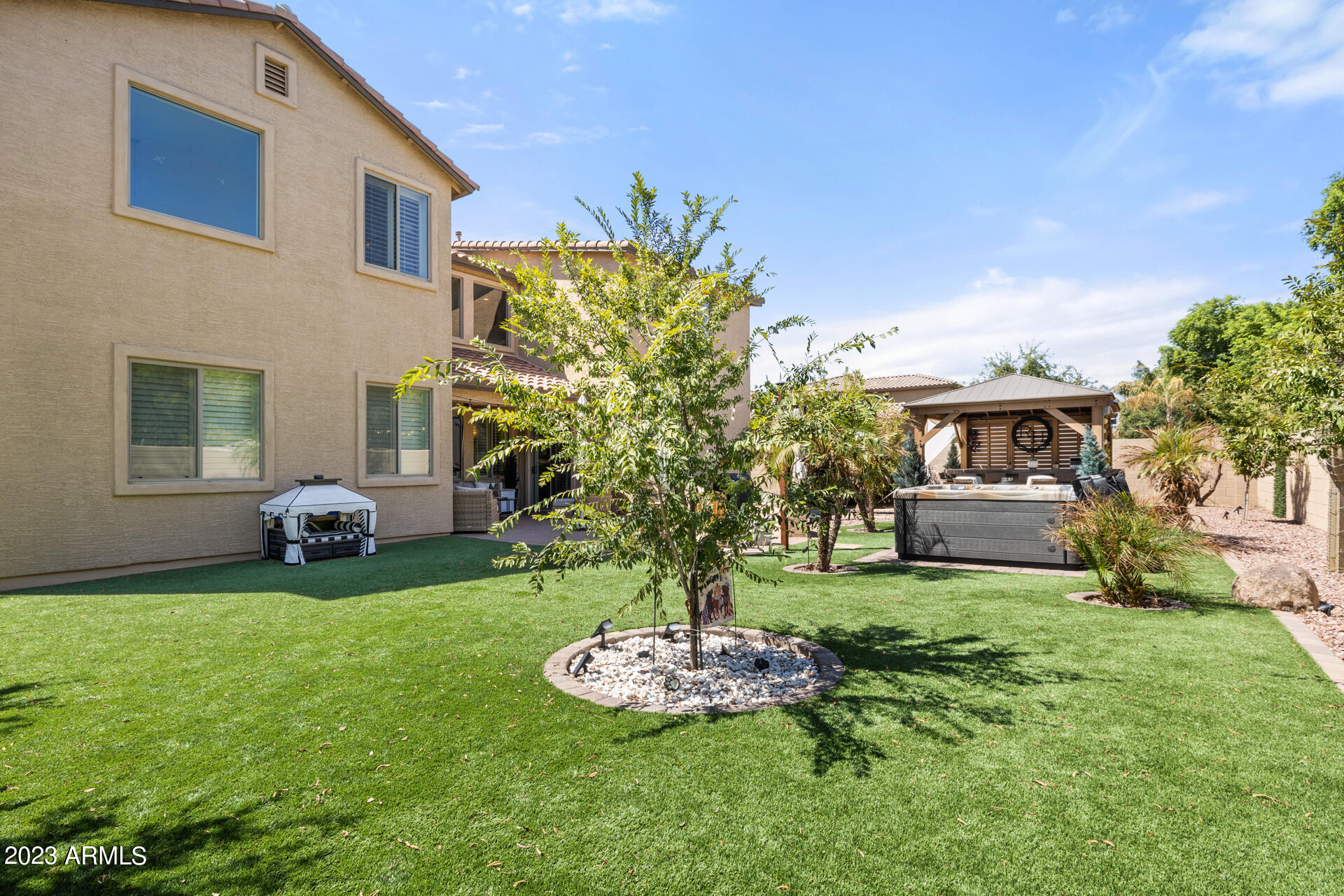 874 W WHITTEN Street