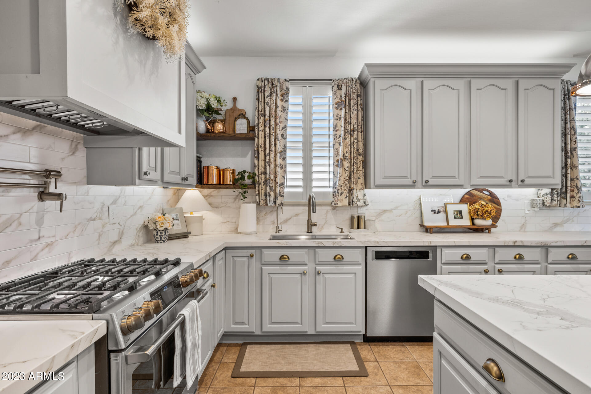 874 W WHITTEN Street