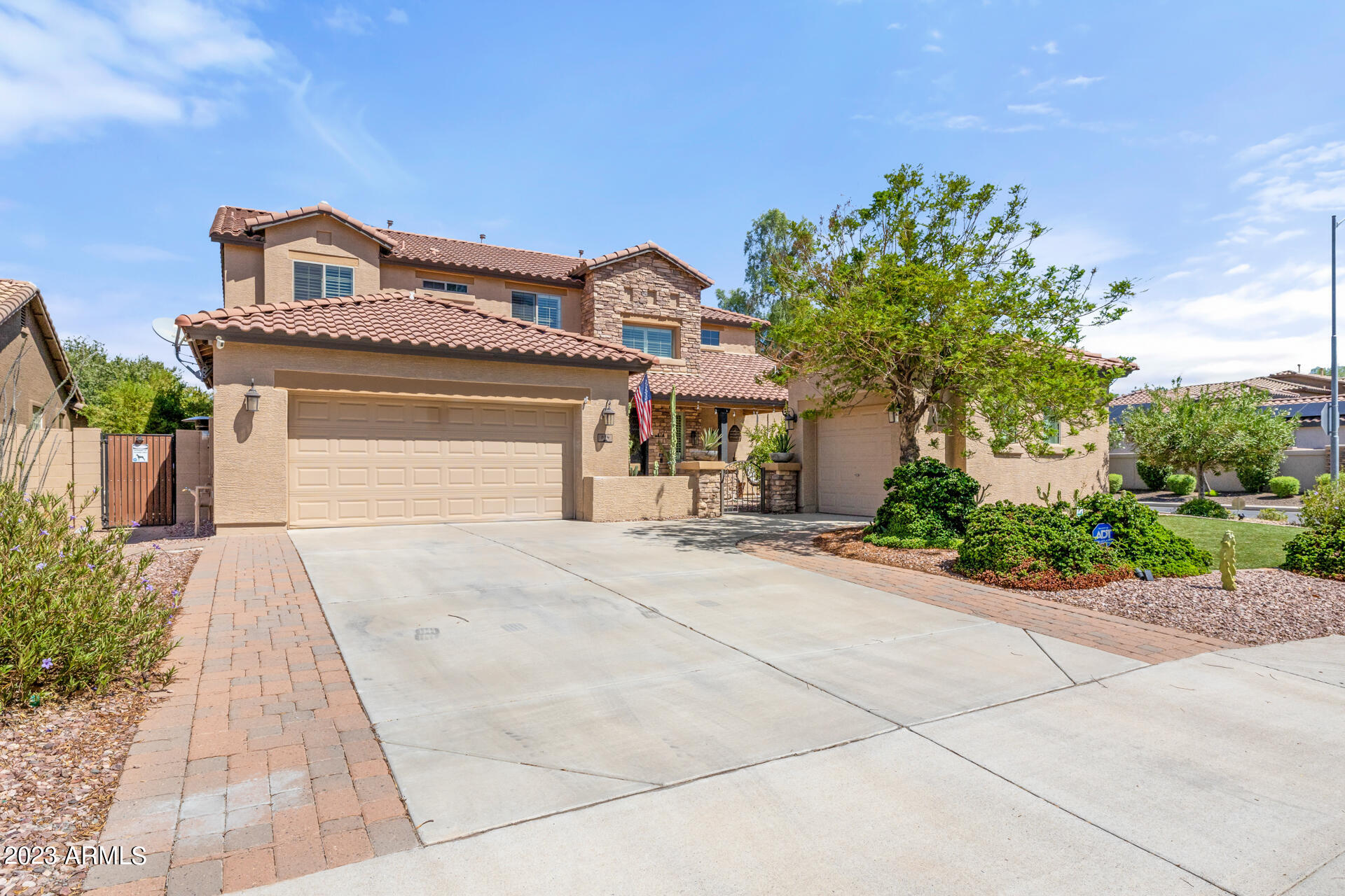 874 W WHITTEN Street