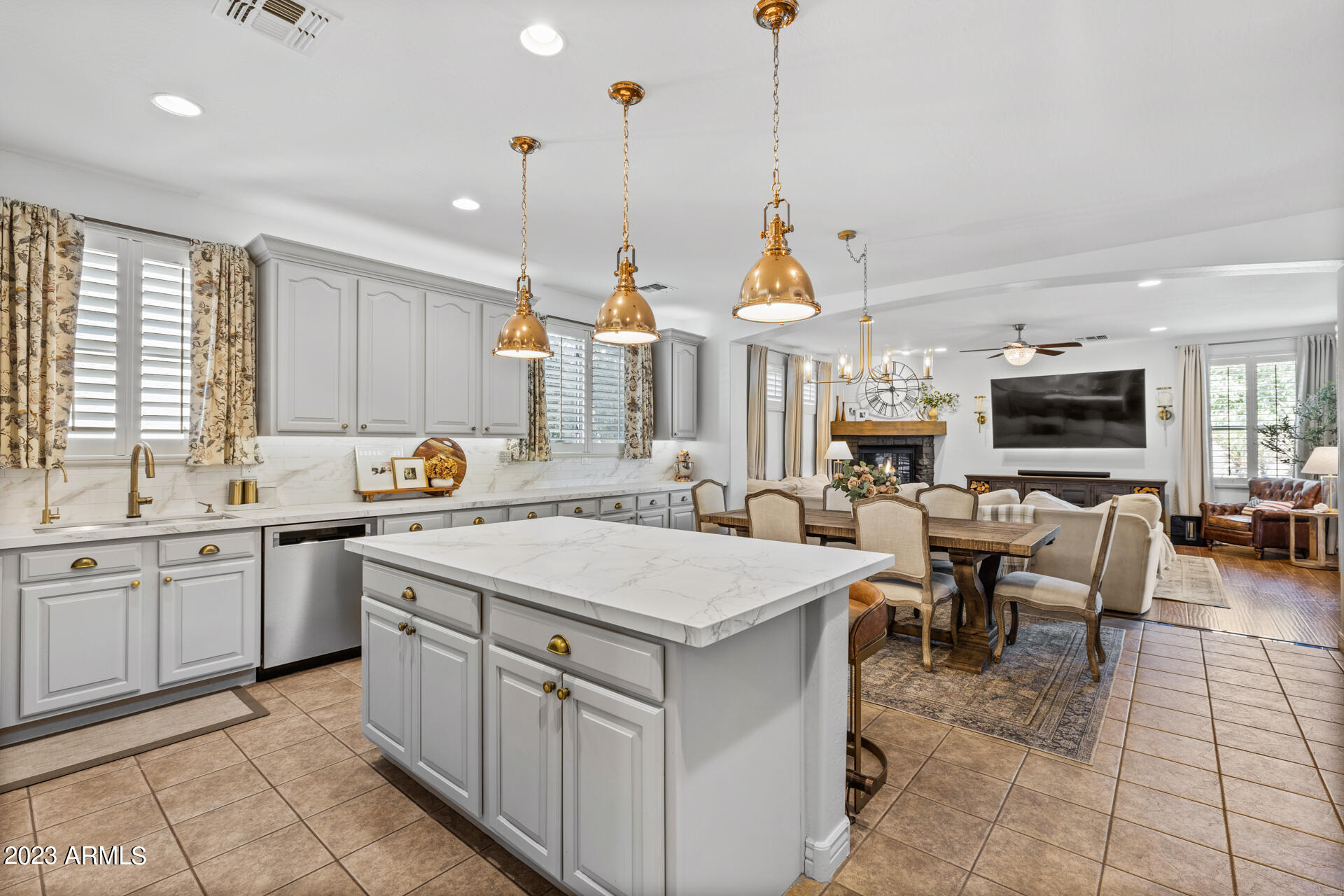 874 W WHITTEN Street