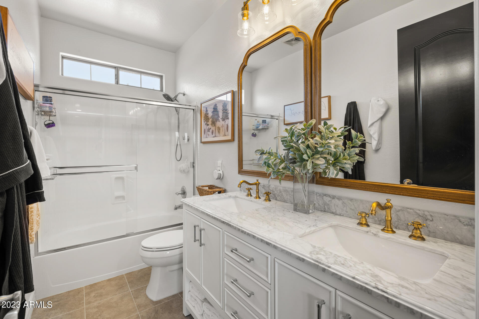 874 W WHITTEN Street