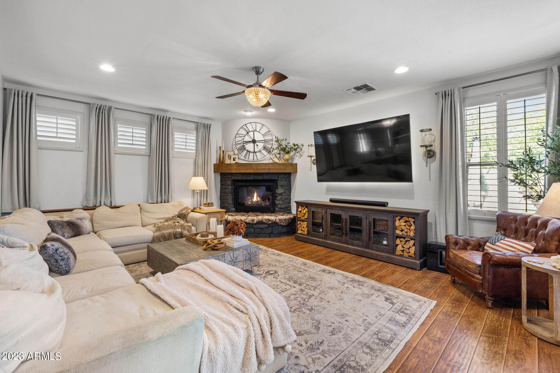 874 W WHITTEN Street