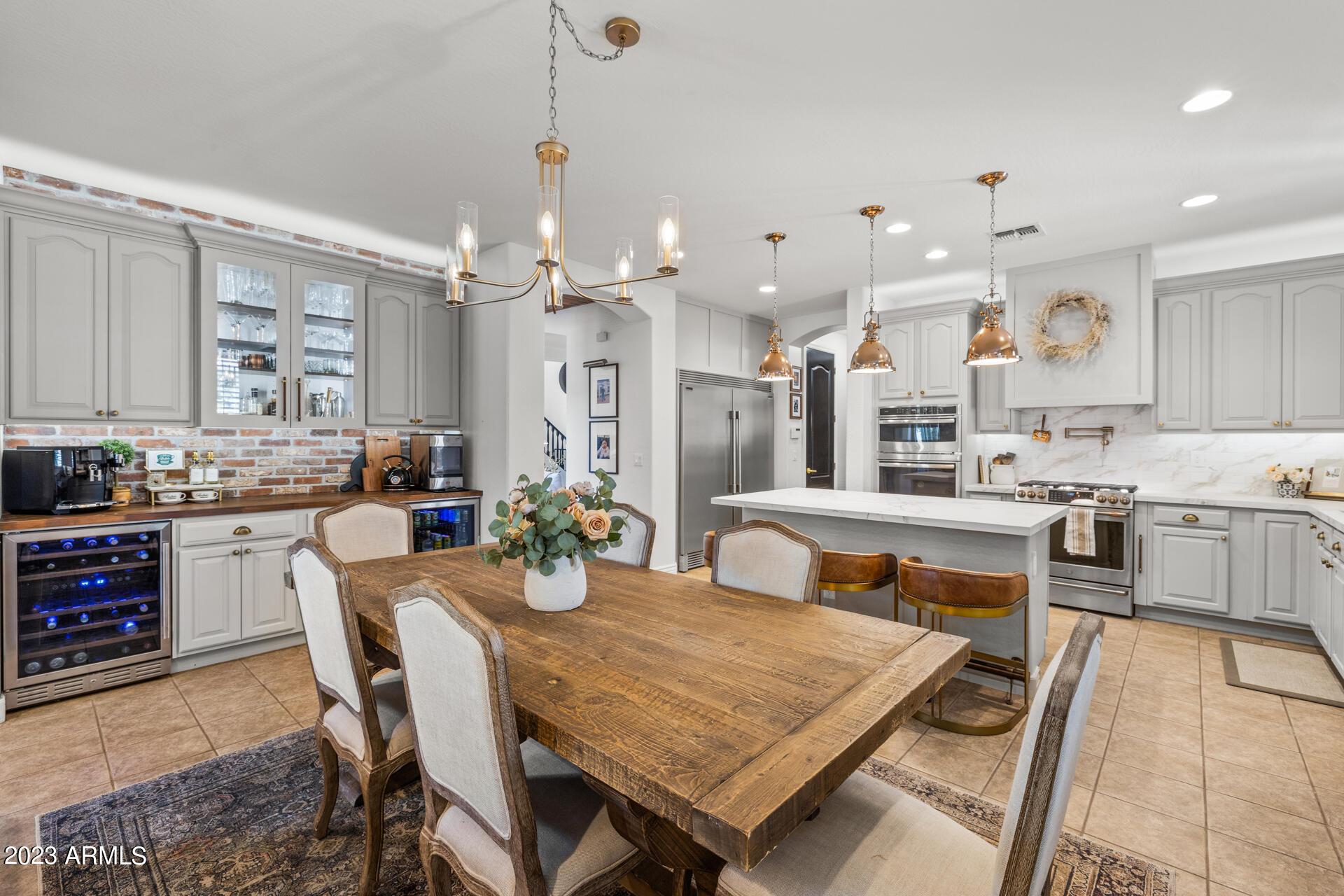 874 W WHITTEN Street