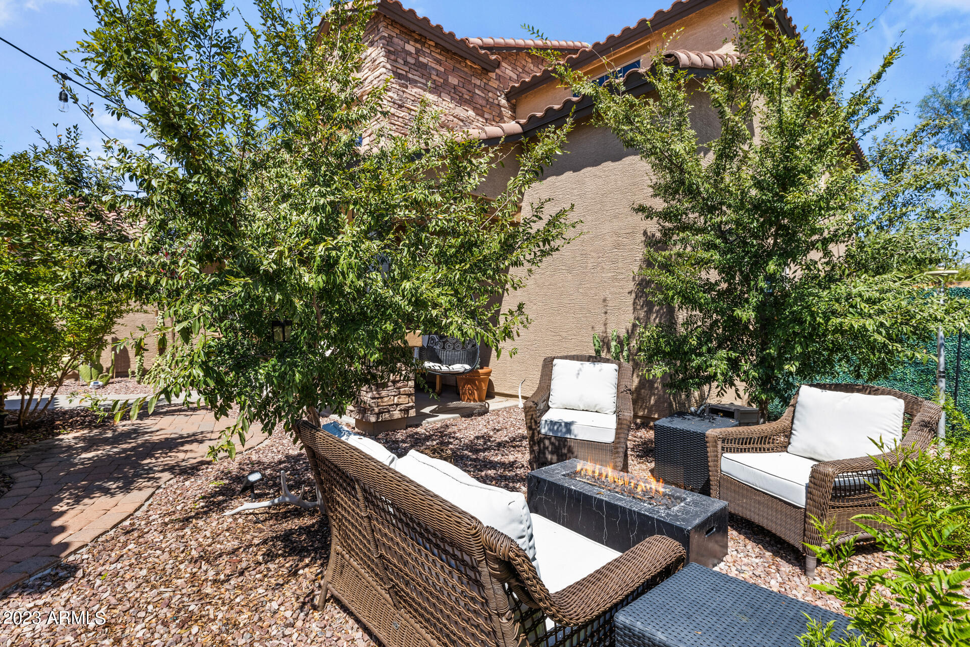 874 W WHITTEN Street