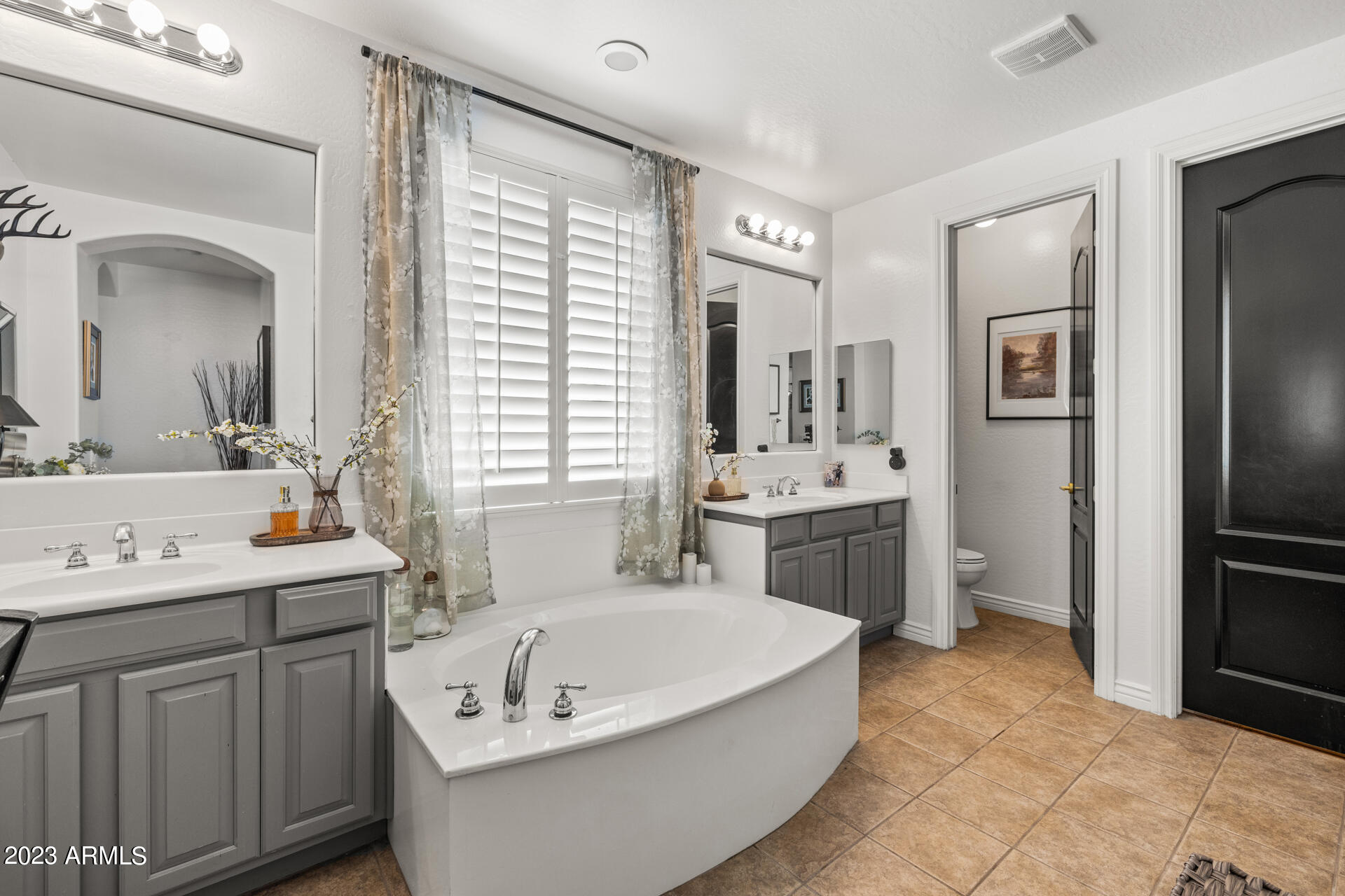 874 W WHITTEN Street