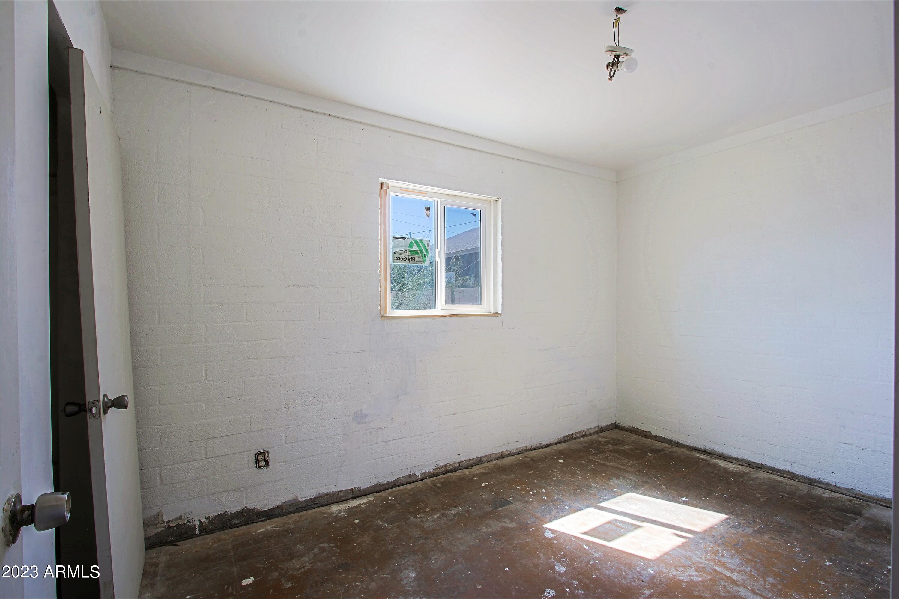 2819 E PUEBLO Avenue
