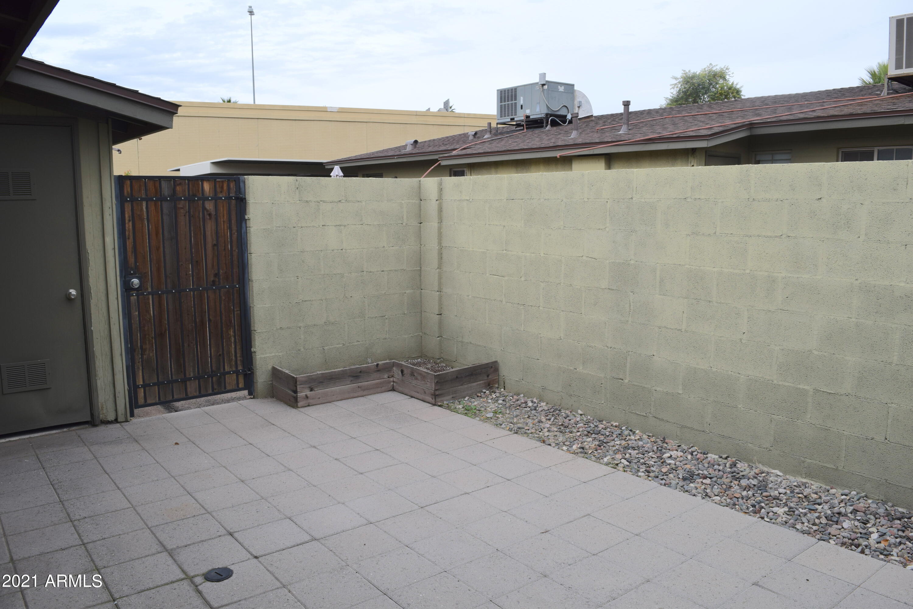 1850 E MARYLAND Avenue Unit: 63