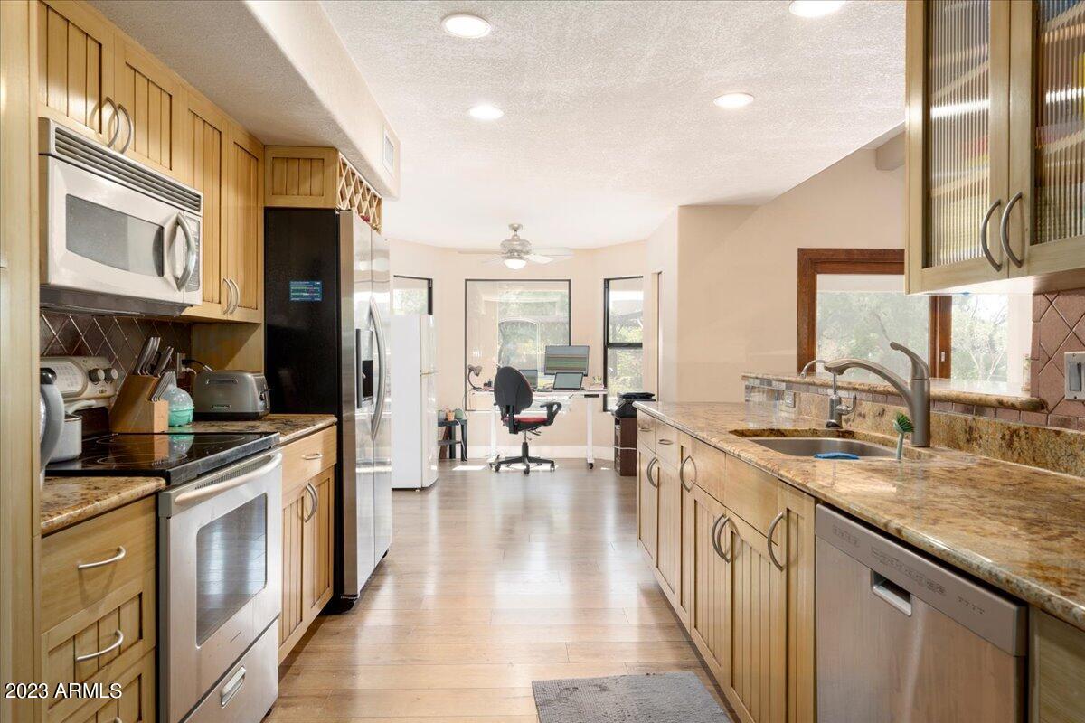 8327 E REDFIELD Road