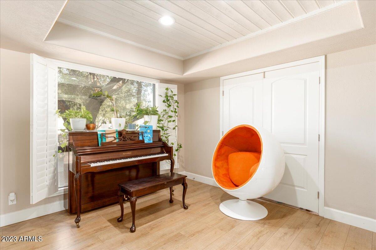 8327 E REDFIELD Road