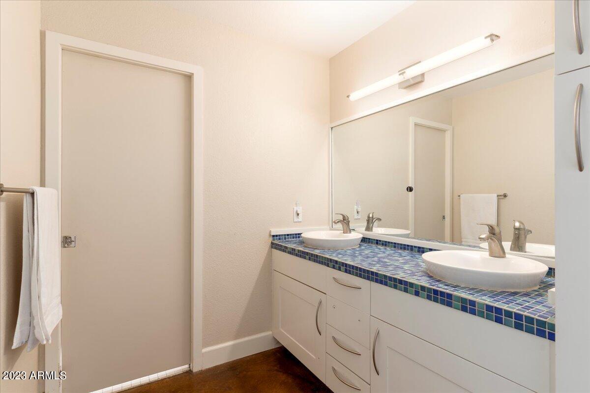 8327 E REDFIELD Road