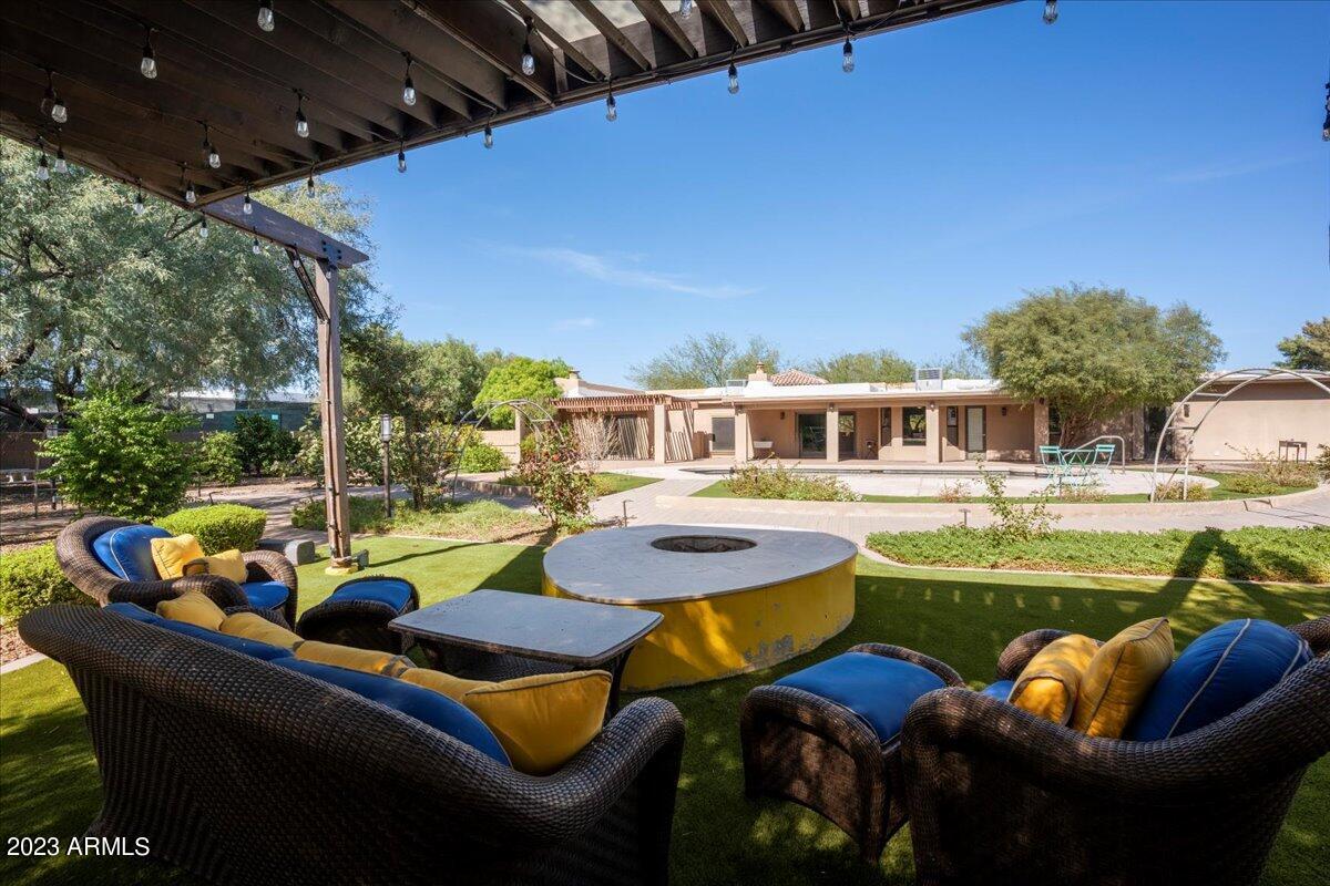 8327 E REDFIELD Road