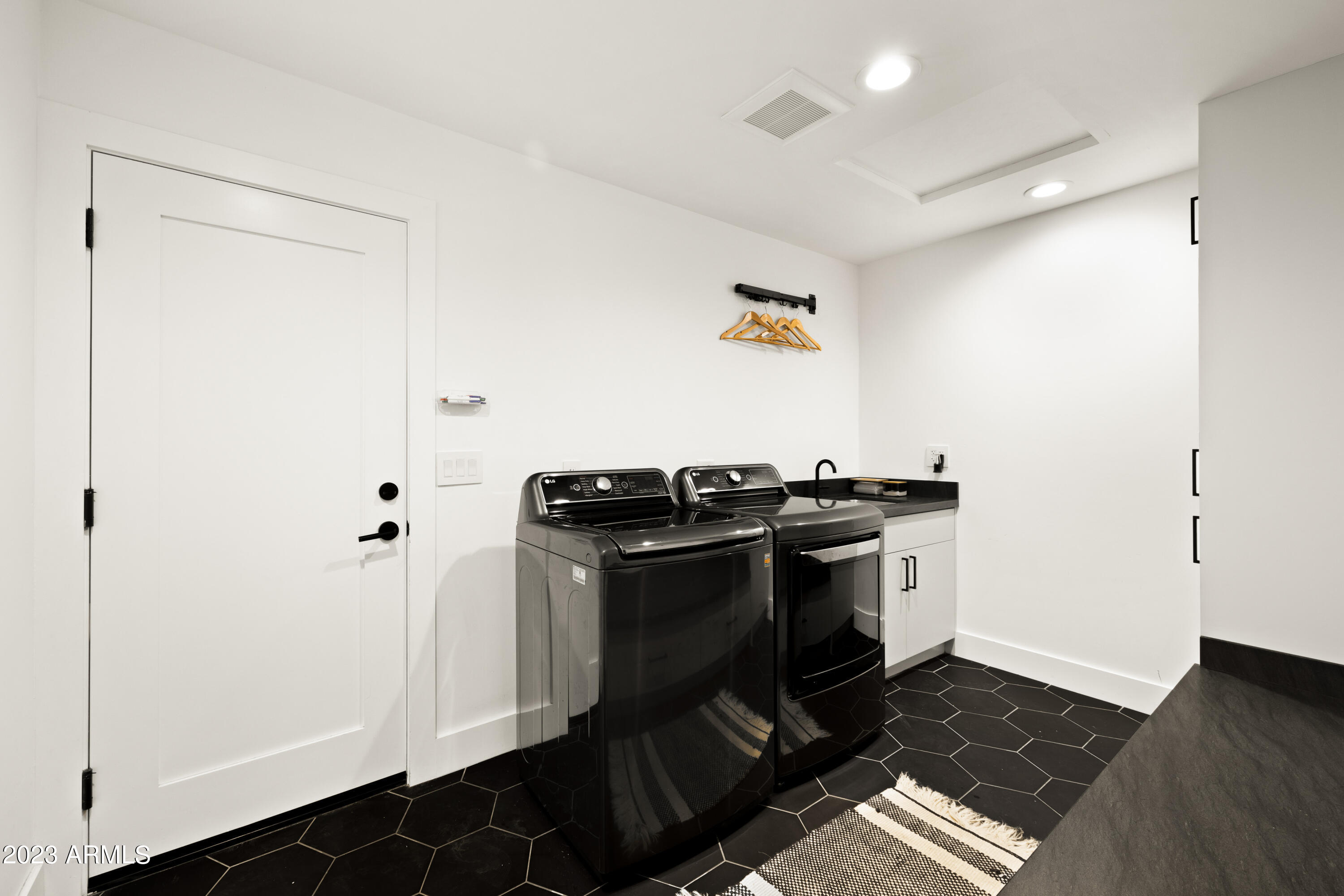 5421 E CANNON Drive