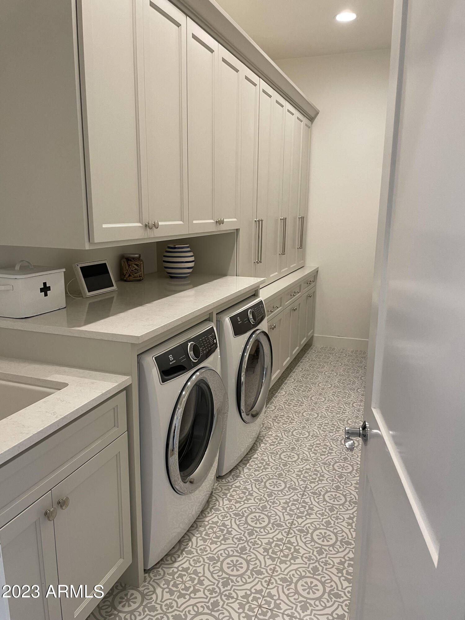 3915 E MITCHELL Drive