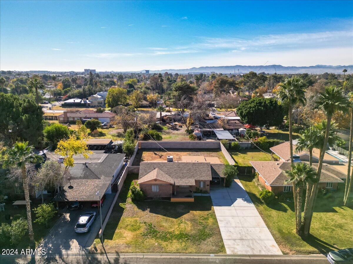 4127 E CAMBRIDGE Avenue