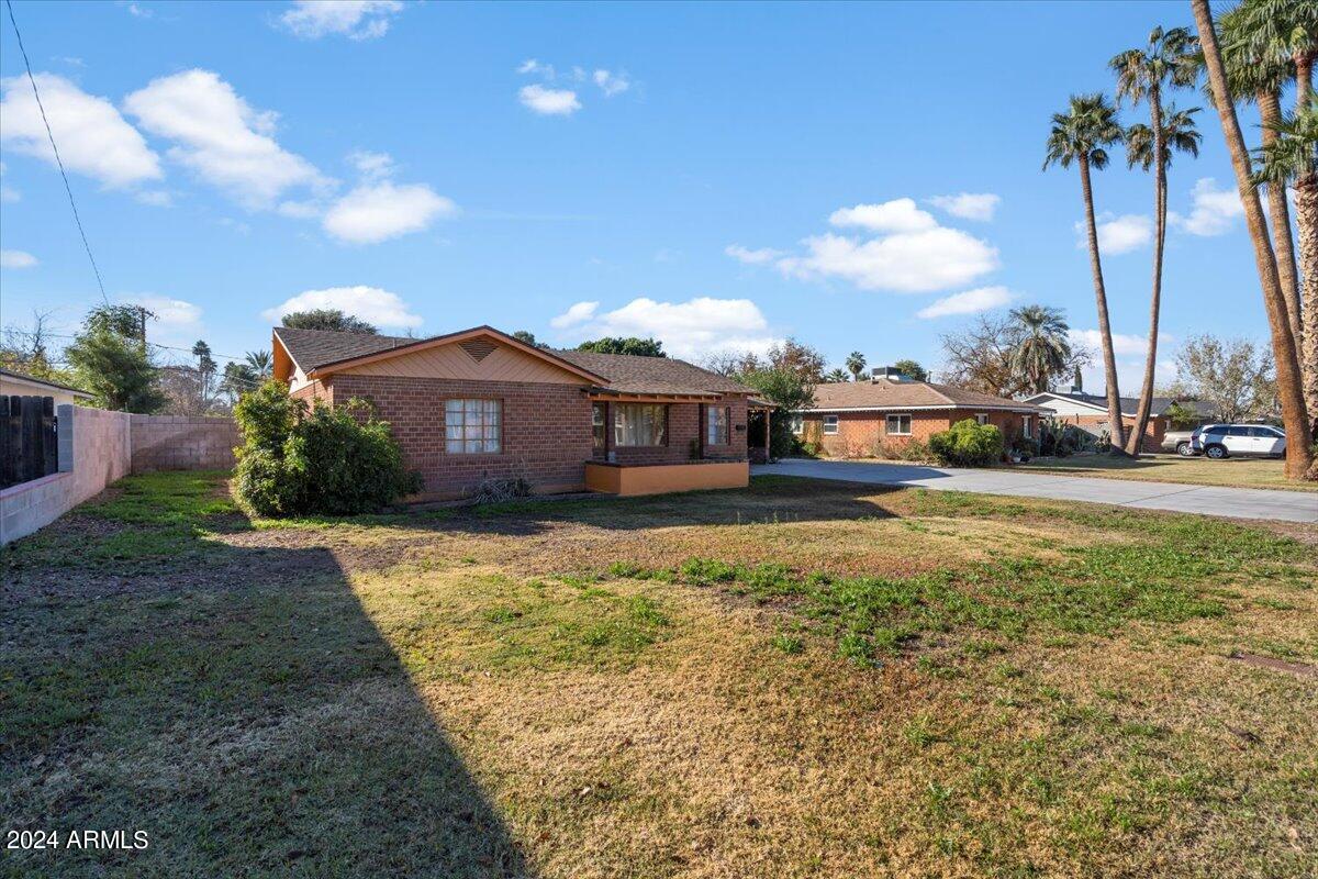 4127 E CAMBRIDGE Avenue