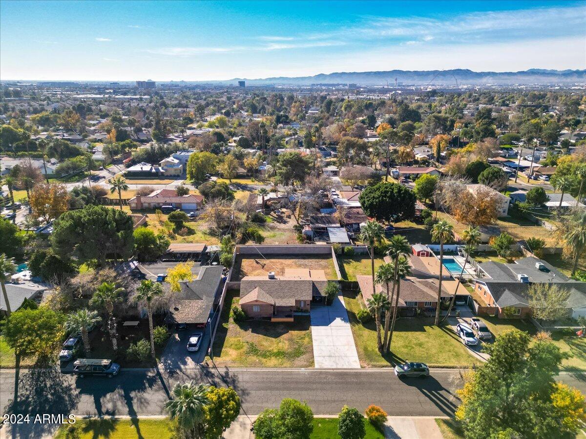 4127 E CAMBRIDGE Avenue