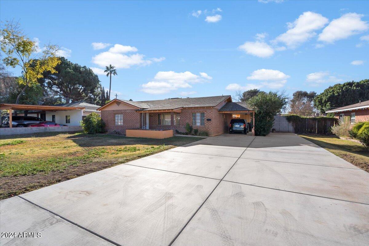 4127 E CAMBRIDGE Avenue