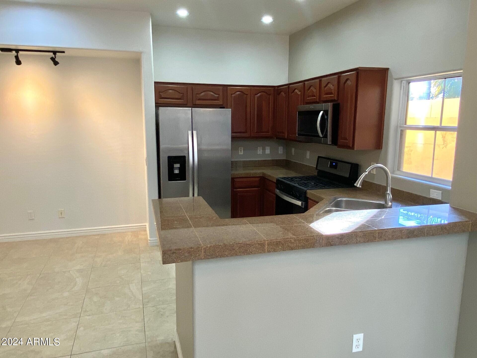 5015 E CHEYENNE Drive Unit: 24