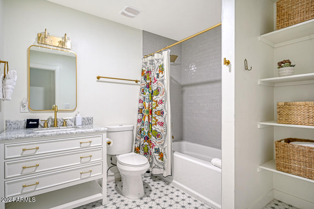 8219 E MITCHELL Drive