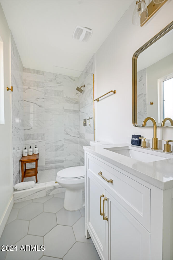 8219 E MITCHELL Drive