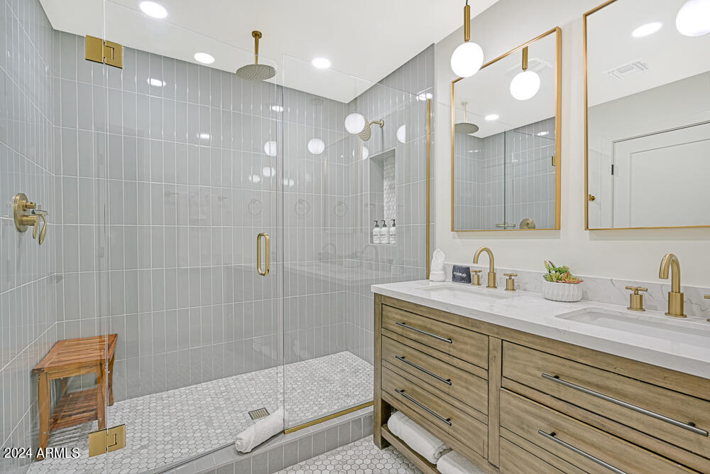 8219 E MITCHELL Drive