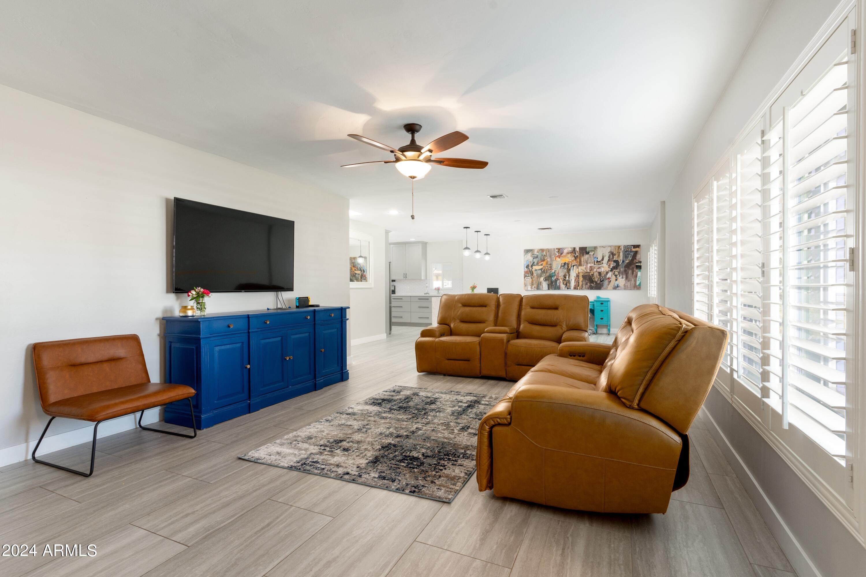 4733 E CAMBRIDGE Avenue