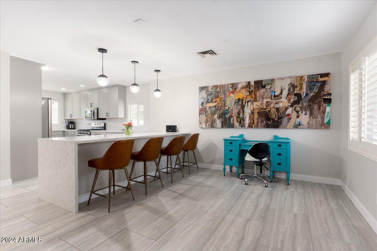 4733 E CAMBRIDGE Avenue