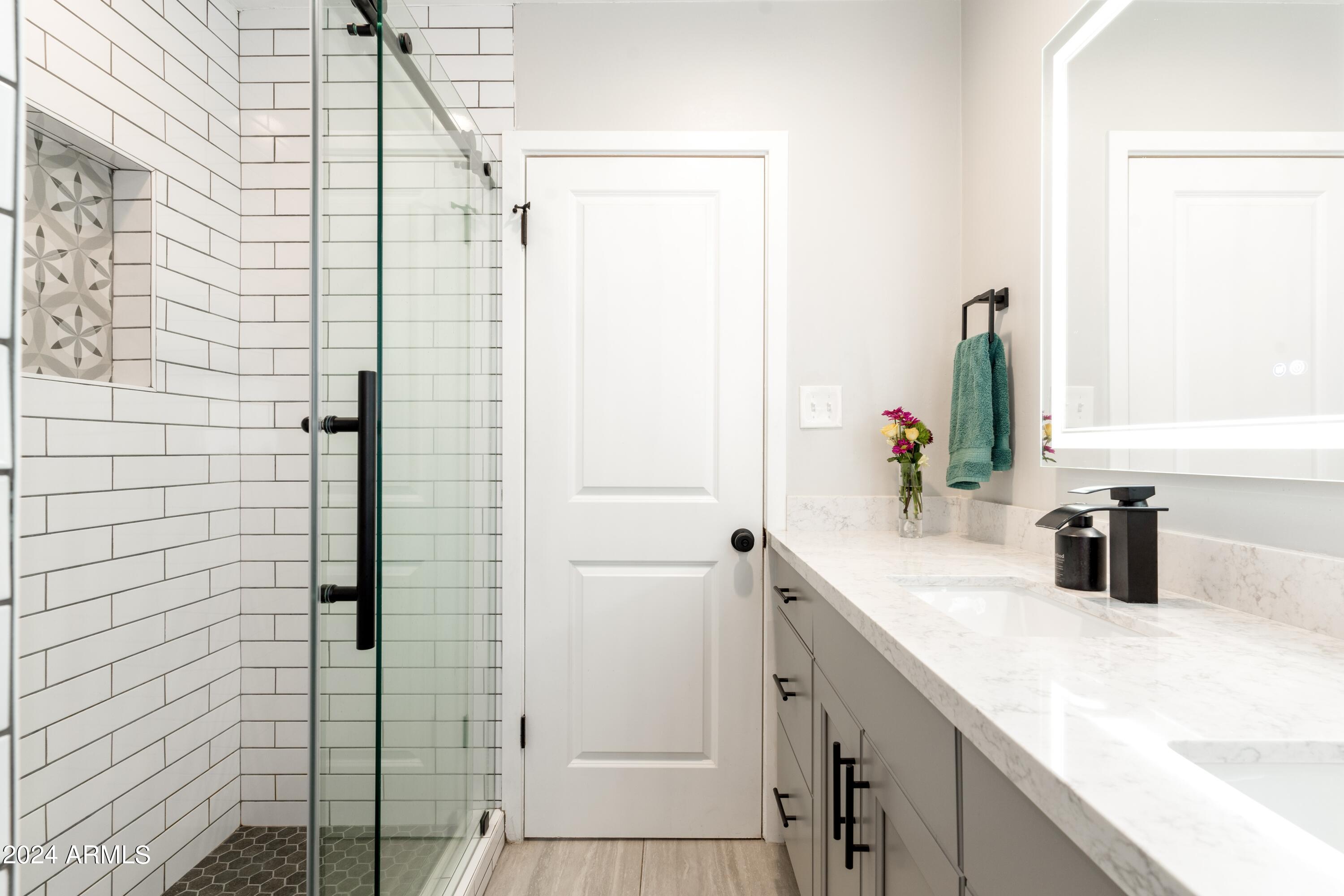 4733 E CAMBRIDGE Avenue