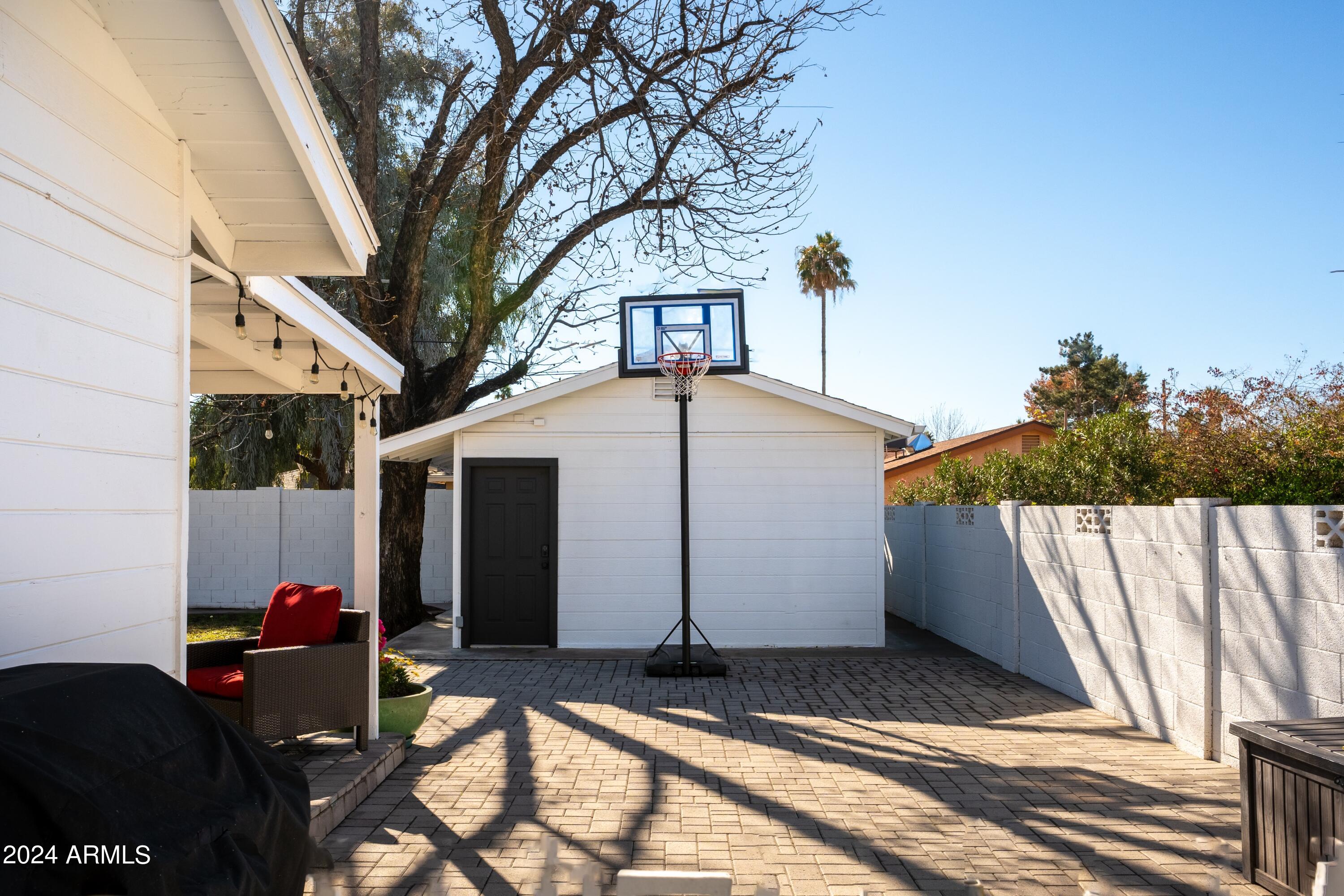 4733 E CAMBRIDGE Avenue