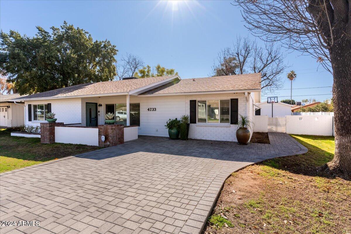 4733 E CAMBRIDGE Avenue