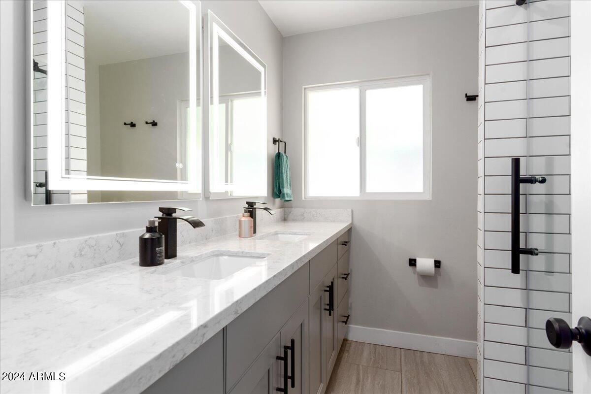 4733 E CAMBRIDGE Avenue